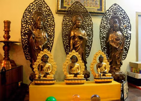… cho đến các loại tượng Phật.