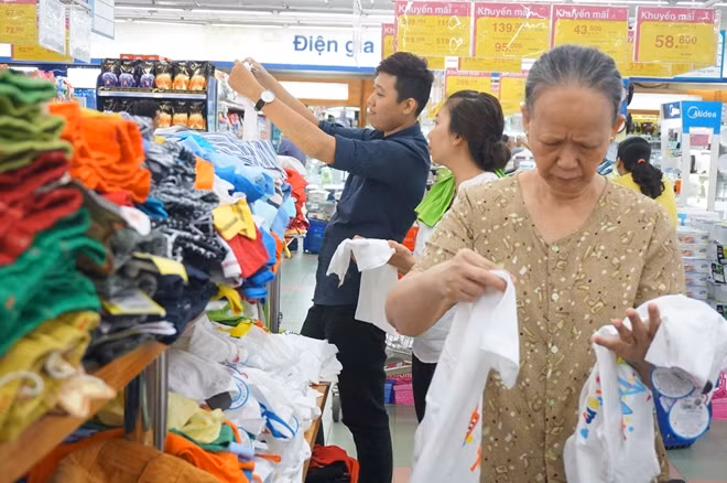Hệ thống Co.opmart làm bệ phóng cho hàng Việt, duy trì tỉ lệ hàng Việt hơn 90% để thiết thực quảng bá, giúp hàng Việt tiếp cận sâu rộng thị trường trong nước.