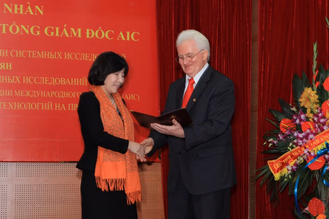Ông Igor Dorokhov, Chủ tịch Viện Hàn lâm quốc tế (IASS) trao danh hiệu cao quý tới Viện sĩ Nguyễn Thị Thanh Nhàn