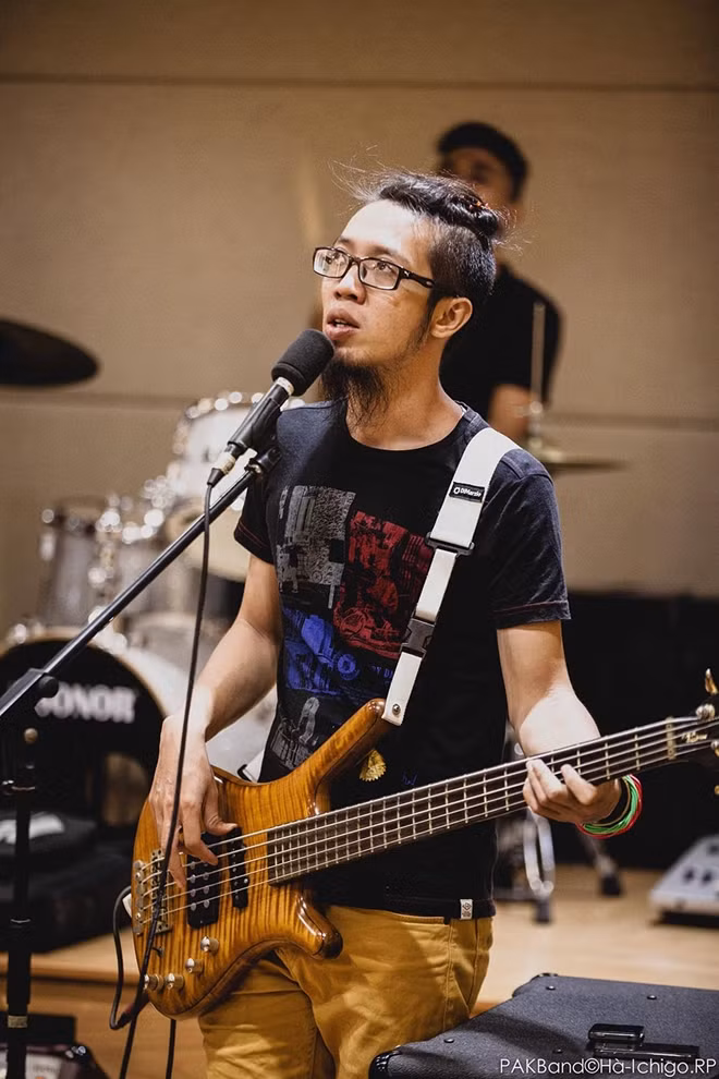 Khi hoàn tất kịch bản và chuẩn bị hoàn thiện mọi công đoạn cho Live Concert “Phá”, Phạm Anh Khoa dành phần lớn thời gian để tập luyện cùng PAK Band khi dự án bùng nổ nhất trong năm 2015 của mình sắp diễn ra trong một vài ngày tới.