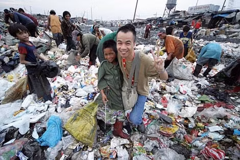 Hoàng Minh Trí trong một chuyến công tác tại bãi rác ở Manila.
