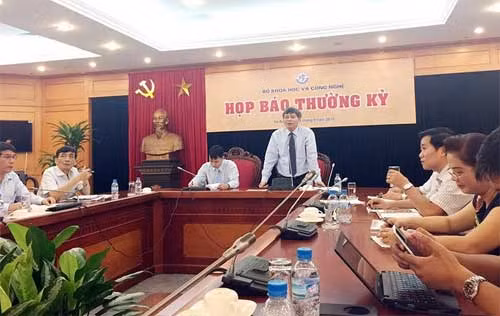 Thứ trưởng Phạm Công Tạc chủ trì họp báo.