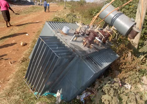 Hiện trường một vụ phá hoại, trộm dầu làm mát máy biến áp ở Kenya trong tháng 12/2014.