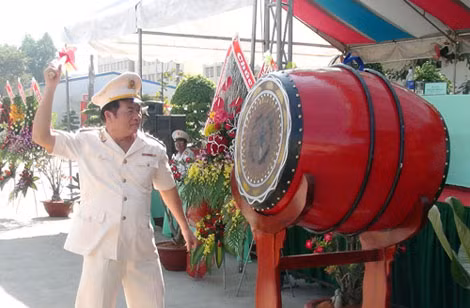 Đại tá, PGS-TS Nguyễn Hữu Duyện đánh trống khai giảng.
