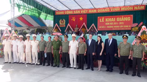 Các đại biểu tới tham dự buổi lễ.