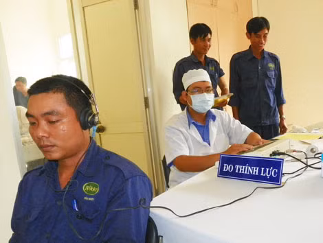 Thực hiện đo thính lực kiểm tra bệnh nghề nghiệp cho công nhân tại xí nghiệp có nguy cơ cao về chỉ tiêu tiếng ồn.
