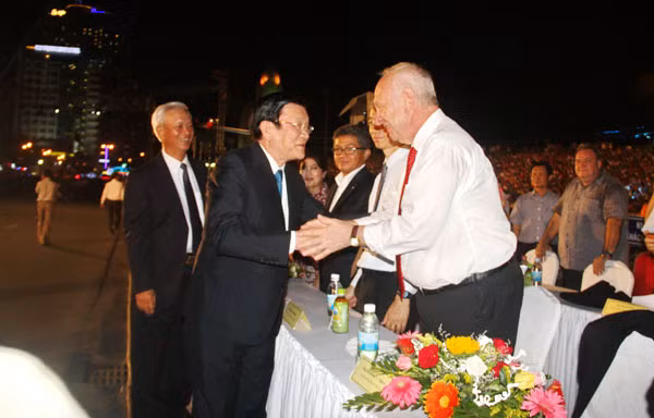 Chủ tịch nước Trương Tấn Sang chào mừng đại biểu trong nước và quan khách ngoại giao nước ngoài tại Việt Nam đến dự Festival biển Nha Trang 2015.