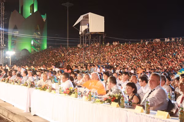 Hàng ngàn người dân, du khách cùng đại biểu trong và ngoài nước tham dự khai mạc.