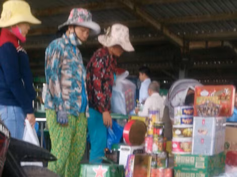 Các mặt hàng bia, rượu, sữa nước Ensure nhập lậu về Tây Ninh, được chào bán ở phía bên ngoài siêu thị miễn thuế Mộc Bài.