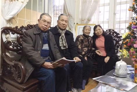 Vợ chồng tác giả chụp ảnh cùng vợ chồng nhà văn Ma Văn Kháng nhân dịp Tết.