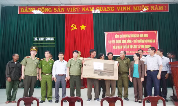 Thứ trưởng Bùi Văn Nam tặng quà cho UBND xã Vinh Quang.