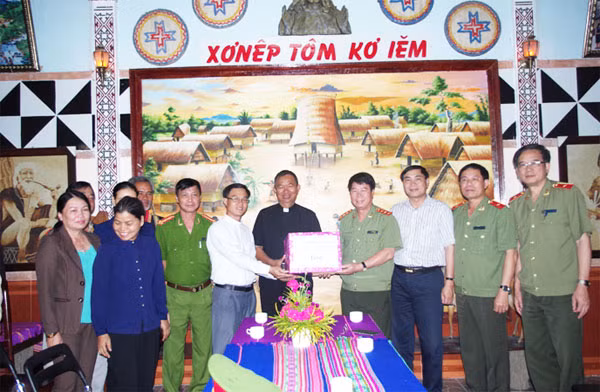 Thứ trưởng Bùi Văn Nam tặng quà cho chức sắc giáo dân nhà thờ Kon Rờ Bàng.