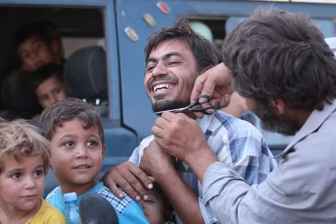 Người Syria tươi cười khi được tỉa râu để mừng Manbij được giải phóng