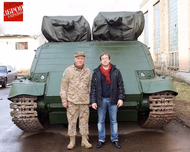 Nhà báo Zgurets (phải) và một sĩ quan quân đội Ukraina trước 1 xe tăng T-64