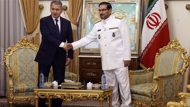 Bộ trưởng Quốc phòng Nga Shoigu (trái) gặp Tổng thư ký Hội đồng An ninh Tối cao Quốc gia Iran Ali Shamkhani tại Tehran ngày 9-6.