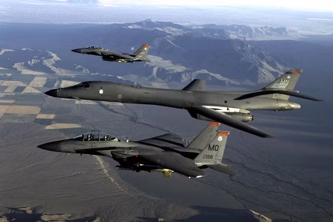Máy bay ném bom B-1B Lancer