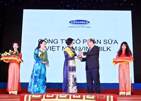 Bà Bùi Thị Hương – Giám đốc Điều hành Vinamilk nhận giải thưởng Thương hiệu vàng thực phẩm Việt Nam 2014.