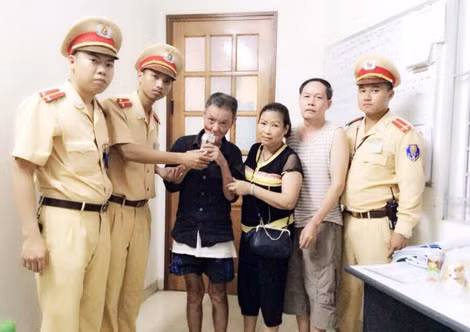 Người thân vui mừng khi gặp lại bác Lê Phúc tại trụ sở Đội CSGT số 6.