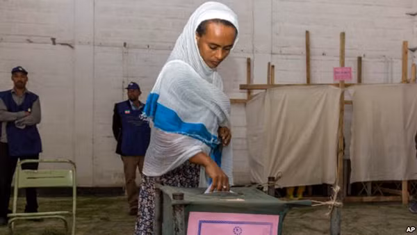 Cử tri đi bỏ phiếu tại Addis Ababa, Ethiopia, ngày 24/5/2015.