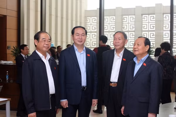 Đại tướng Trần Đại Quang, Uỷ viên Bộ Chính trị, Bộ trưởng Bộ Công an với các đại biểu Quốc hội trao đổi bên lề, sáng 31-3.