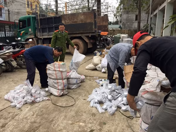 Tổ công tác tiến hành kiểm đếm số hàng lậu không nguồn gốc trên ô tô