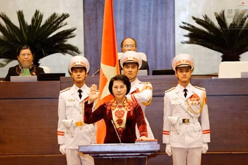 Chủ tịch Quốc hội Nguyễn Thị Kim Ngân tuyên thệ trước Quốc hội.