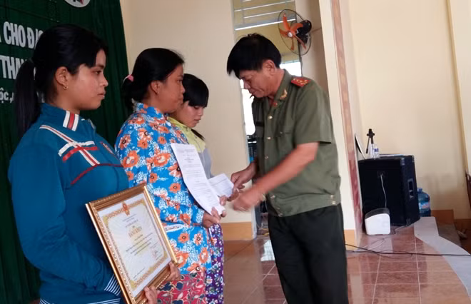 Đại tá Huỳnh Ngọc Phương trao Bằng khen và tiền hỗ trợ của Bộ Công an cho gia đình đồng chí Danh Bình.