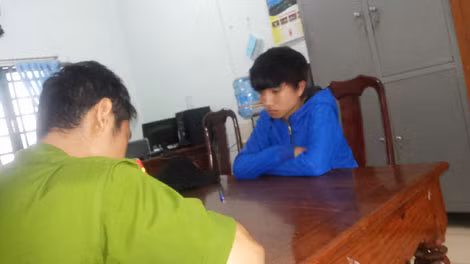 Cơ quan điều tra đang lấy lời khai một trong những đối tượng ném đá.