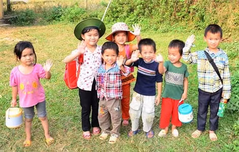Các em vui tươi trong ngày đến trường.