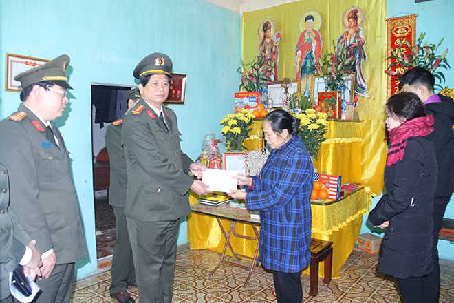 Đại tá Đinh Tiến Quân, Giám đốc Công an tỉnh Lào Cai thăm hỏi, chia buồn tại gia đình 3 liệt sỹ