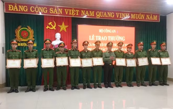 Thiếu tướng Nguyễn Đức Minh trao thưởng cho tập thể và các cá nhân.