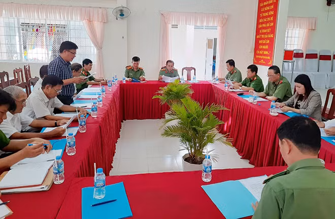 Đại diện Cục nghiệp vụ thuộc Bộ Công an làm việc với Ban chủ nhiệm câu lạc bộ.