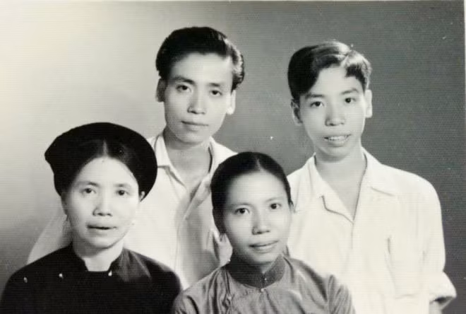 Bà Nguyễn Thị Khương và các con Nguyễn Quỳnh Trâm, Nguyễn Thế Học, Nguyễn Thế Tùng vào năm 1960. Bà Nguyễn Thị Khương và các con Nguyễn Quỳnh Trâm, Nguyễn Thế Học, Nguyễn Thế Tùng vào năm 1960.