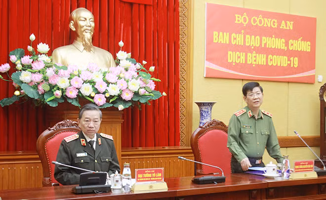 Trung tướng Nguyễn Văn Sơn nêu một số nội dung quan trọng các yêu cầu các thành viên BCĐ phòng chống dịch cần tập trung làm rõ.