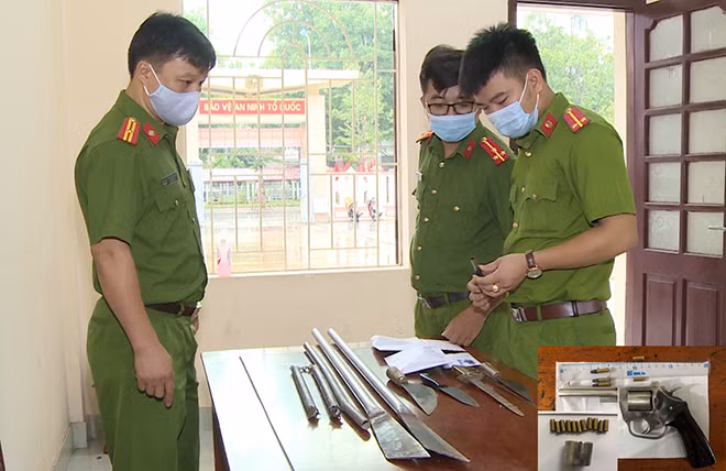 Lực lượng Công an kiểm tra tang vật của vụ án.
