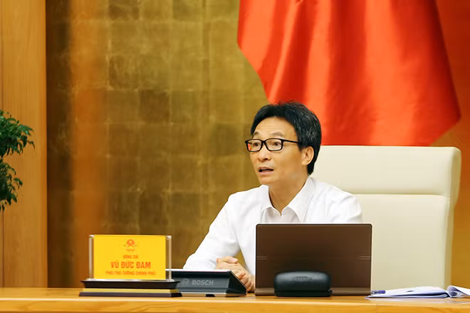 Phó Thủ tướng Vũ Đức Đam cho rằng bối cảnh dịch bệnh tiềm ẩn nhiều nguy cơ, chúng ta phải triển khai đồng bộ các biện pháp để “chung sống an toàn với dịch”. Ảnh: VGP/Đình Nam