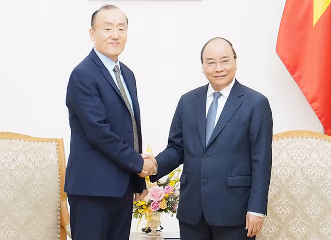 Thủ tướng Chính phủ Nguyễn Xuân Phúc tiếp Trưởng đại diện Tổ chức Y tế thế giới tại Việt Nam, TS. Kidong Park ngày 14/3. Ảnh: VGP/Quang Hiếu