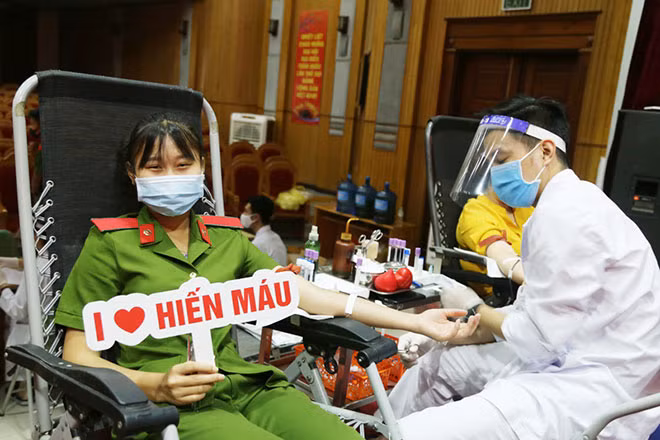 Cán bộ, học viên Học viện CSND nhiệt tình tham gia hiến máu và lan tỏa tinh thần nhân văn, cùng cống hiến cho cộng đồng, cho người bệnh những giọt máu quý giá