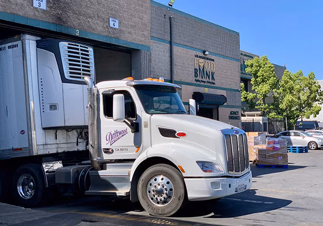 Xe của Nhà máy Driftwood vận chuyển sữa đến trụ sở của Food Bank tại khu vực Los Angeles. Xe của Nhà máy Driftwood vận chuyển sữa đến trụ sở của Food Bank tại khu vực Los Angeles.