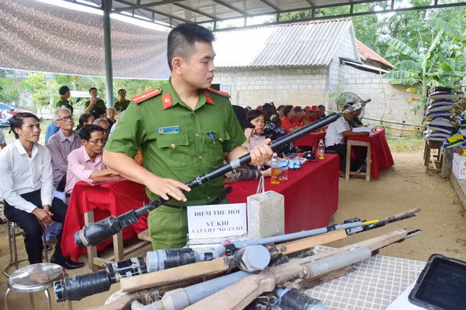 Công an xã Lộc Hòa, huyện Phú Lộc tiếp nhận vũ khí do người dân giao nộp trong buổi tuyên truyền pháp luật.