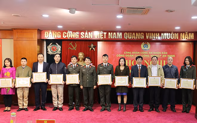 Các tập thể và cá nhân được khen thưởng tại Hội nghị.
