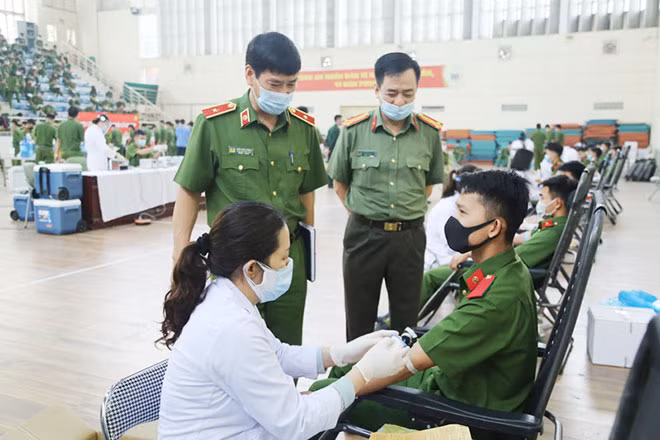 Thiếu tướng, GS.TS Trần Minh Hưởng - Giám đốc Học viện CSND và Đại tá Nguyễn Văn Hiển - Phó Giám đốc Bệnh viện 198 - Bộ Công an động viên cán bộ, học viên tham gia hiến máu tình nguyện.