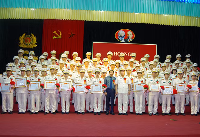 Tặng hoa và Giấy khen cho các tập thể và cá nhân điển hình tiên tiến trong phong trào thi đua “Vì An ninh Tổ quốc”.