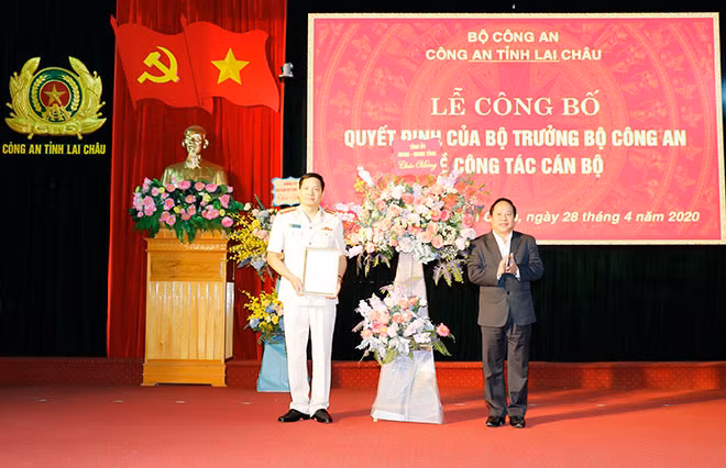 Đồng chí Tống Thanh Hải - Phó Chủ tịch Thường trực UBND tỉnh tặng hoa chúc mừng Thượng tá Phạm Hải Đăng.