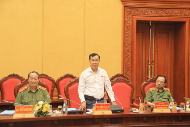 Thứ trưởng Lê Tấn Tới phát biểu tại buổi gặp mặt.
