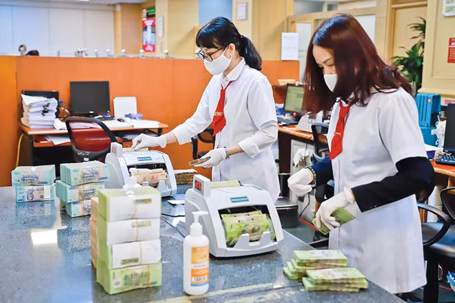 Nhân viên Agribank quyết tâm thực hiện mục tiêu kép Agribank đề ra.