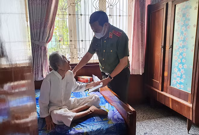 Thăm hỏi gia đình đồng chí Thượng tướng Lâm Văn Thê. Thăm hỏi gia đình đồng chí Thượng tướng Lâm Văn Thê.