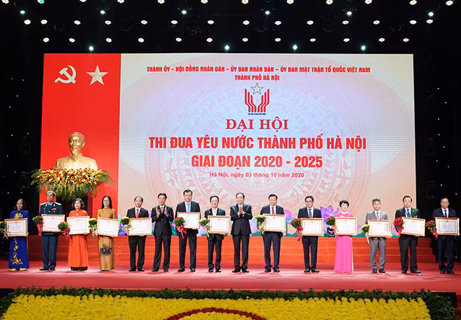 Trưởng Ban Tuyên giáo Trung ương Võ Văn Thưởng và Chủ tịch Ủy ban Trung ương MTTQ Việt Nam Trần Thanh Mẫn trao Huân chương Lao động cho các tập thể, cá nhân. - Ảnh: VGP/Quang Hiếu