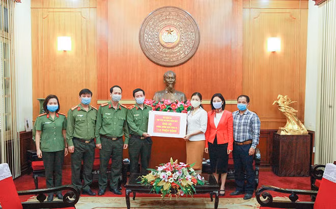 Học viện ANND trao tặng 112 triệu đồng cho đại diện UBMTTQ Việt Nam.