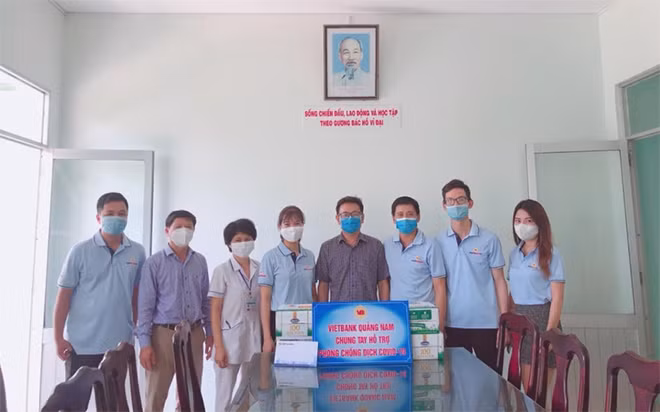 Đại diện Vietbank tại các tỉnh thành miền Trung trao quà đến các địa phương